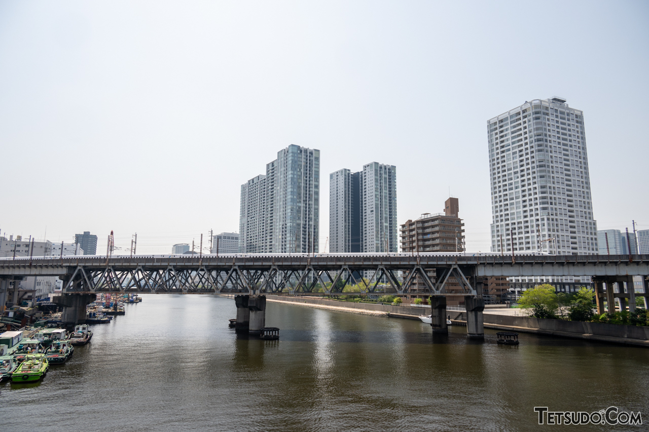 京浜運河をまたぐ大汐線。東海道新幹線の大井車両基地へ向かう回送線と並走しています