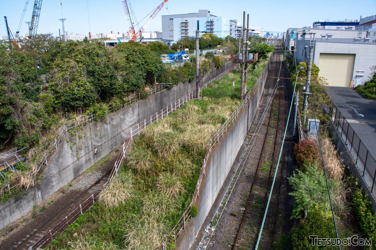 2021年に同地点から撮影した写真。右側は、東京貨物ターミナル駅の着発線などを通らない、東海道貨物線の本線でした