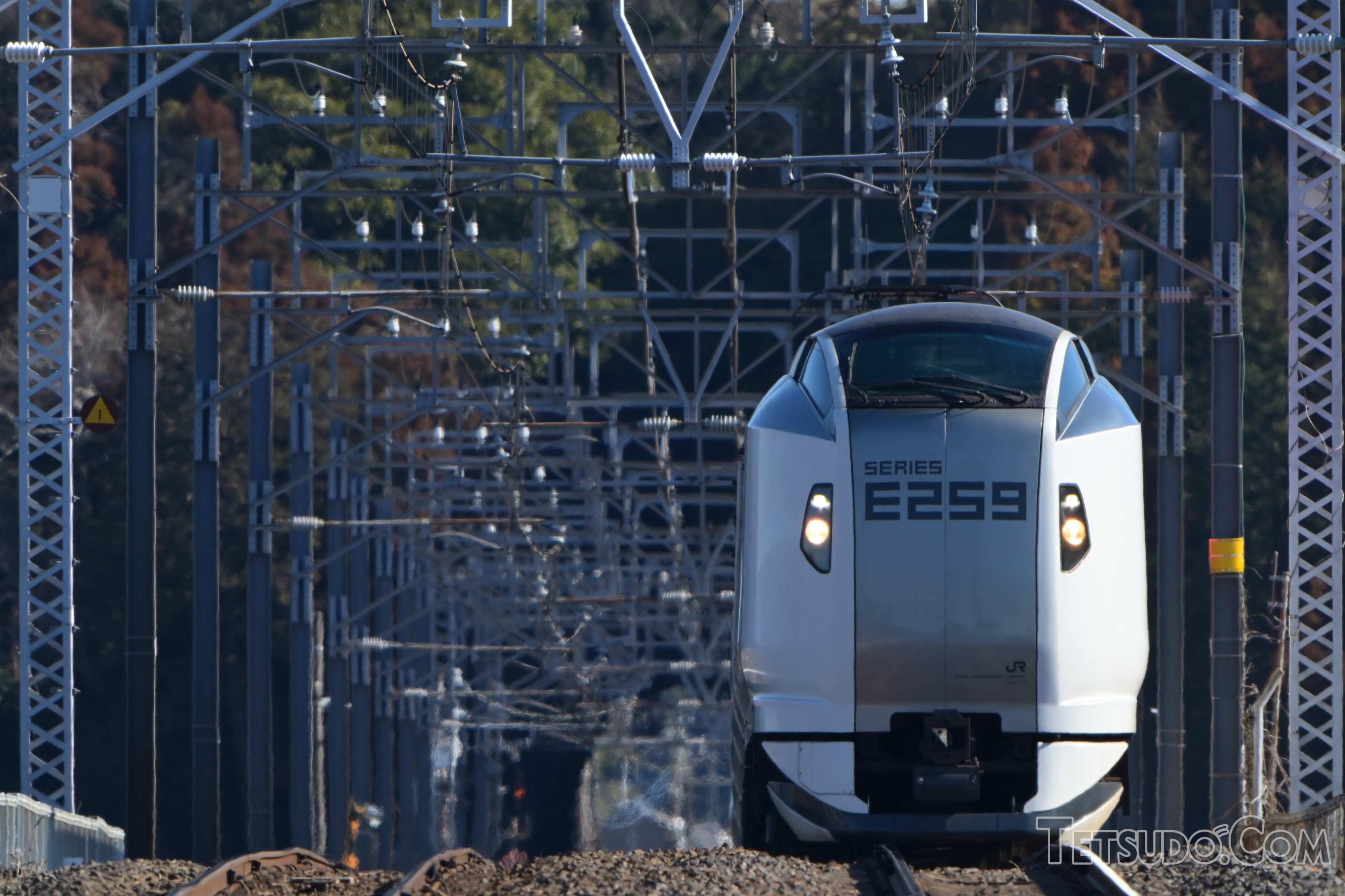 奥から手前へと列車がやってくる場面でも、被写体検出機能でAFが列車にピッタリ追従!