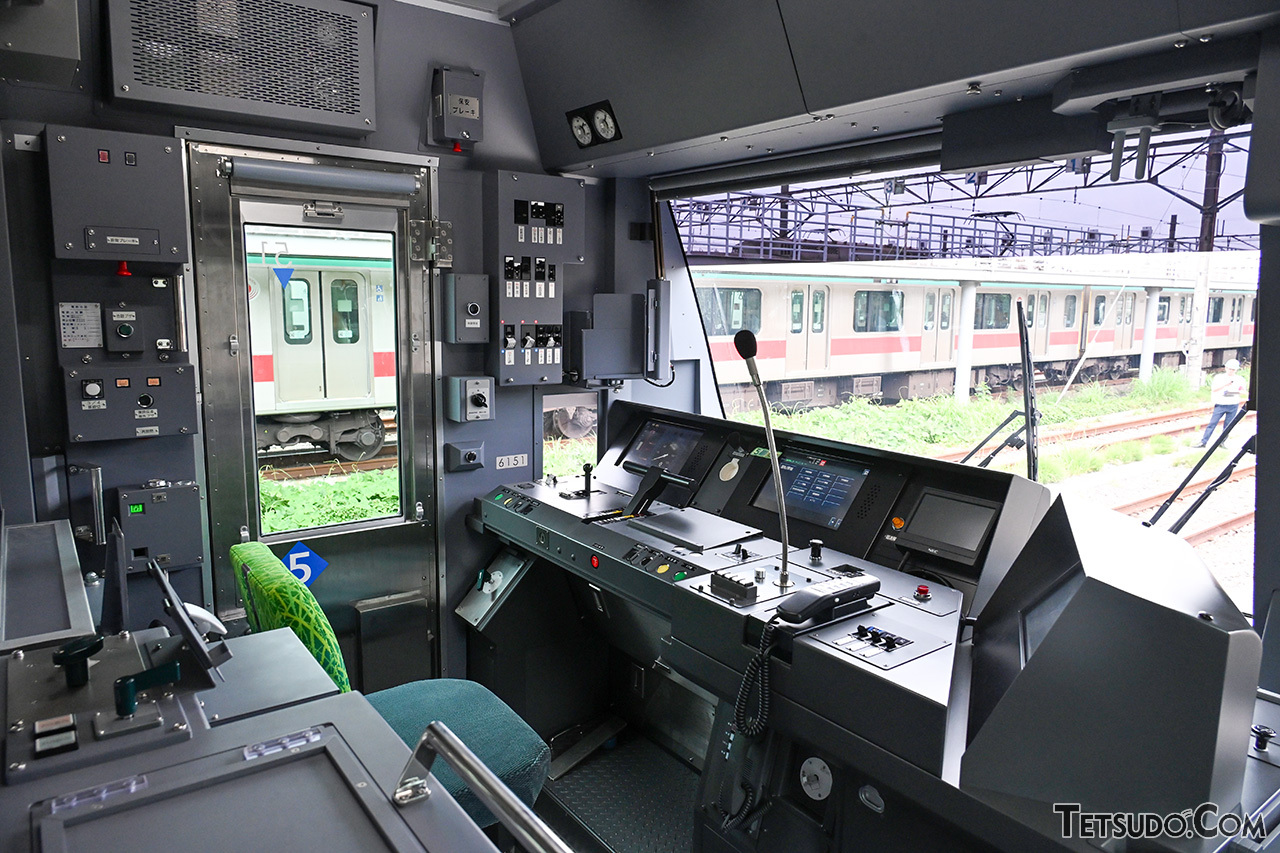 各駅停車用6020系の乗務員室