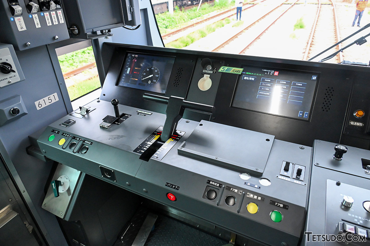 運転台には、「出発」や「ドア開」など、ワンマン運転・ATOに対応するボタンが設置されています