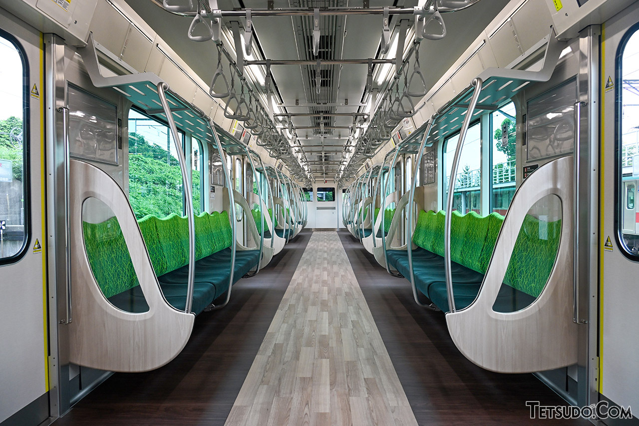 各駅停車用6020系の車内