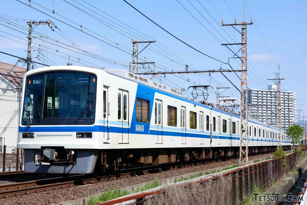 塗装変更前の5000系5507編成。泉北新塗装ではなく、「南海カラー」に塗り替えられているようです