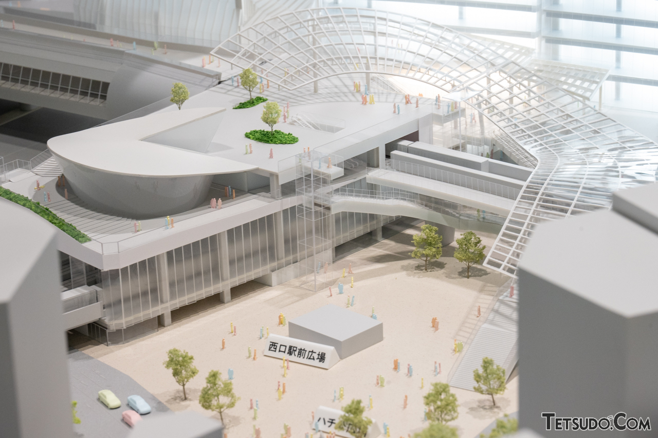 模型で見るハチ公広場。JR線の駅はガラス張りとなっており、広場から列車をよく見ることができるようになりそうです