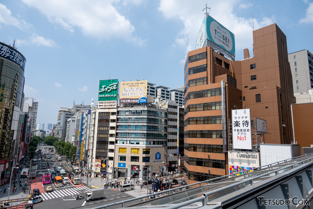 交差点の斜向かいは「宮益坂地区第一種市街地再開発事業」の対象エリアとなっており、将来建設される高層ビルとも歩行ルートで接続する予定です