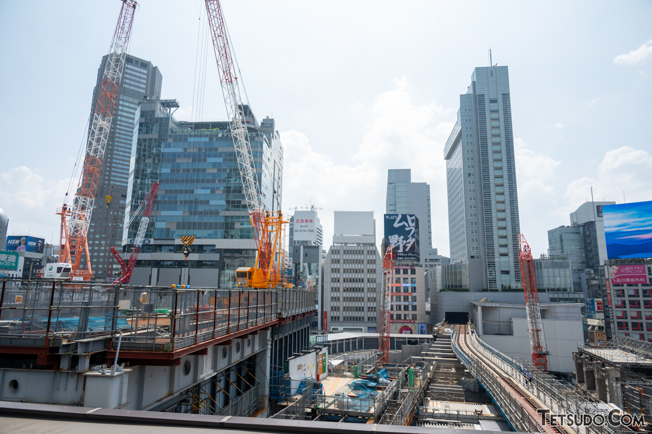 東口4階スカイウェイの西側先端。将来は渋谷スクランブルスクエア中央棟と接続する予定ですが、現在は建物は未完成です