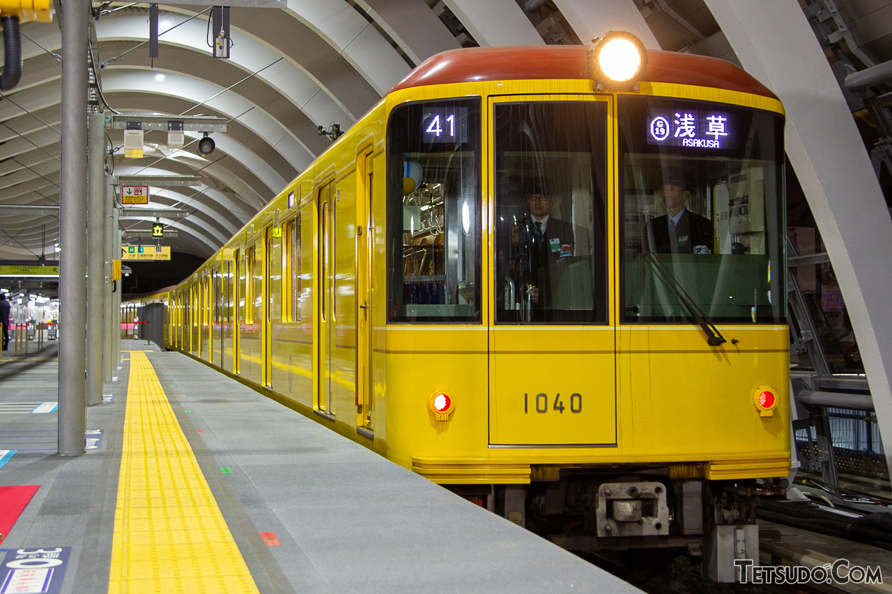 渋谷駅に停車中の銀座線