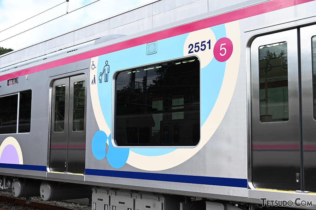  京王の新型車両2000系登場！ 今までの京王線にはない「超大型」の窓も - 鉄道コム Bildidee 