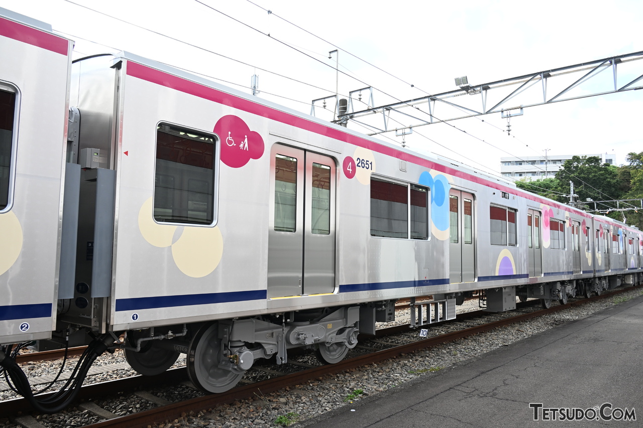  京王の新型車両2000系登場！ 今までの京王線にはない「超大型」の窓も - 鉄道コム Bildidee 