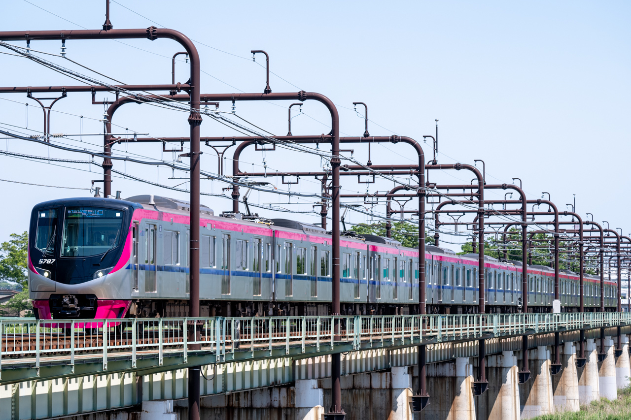 京王の新型車両2000系登場！ 今までの京王線にはない「超大型」の窓も