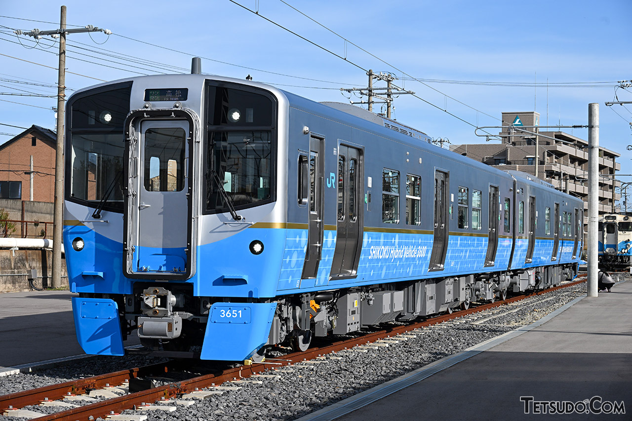 JR四国初のハイブリッド気動車「3600系」お披露目 「初の形式名」に