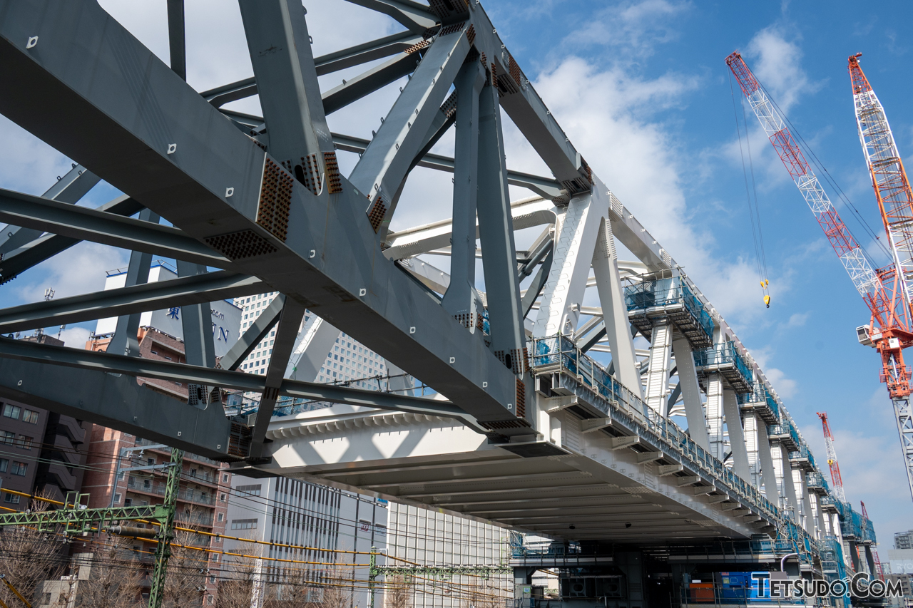 深夜の品川で「巨大な橋」が動いた！ 京急線の高架化工事で約96 