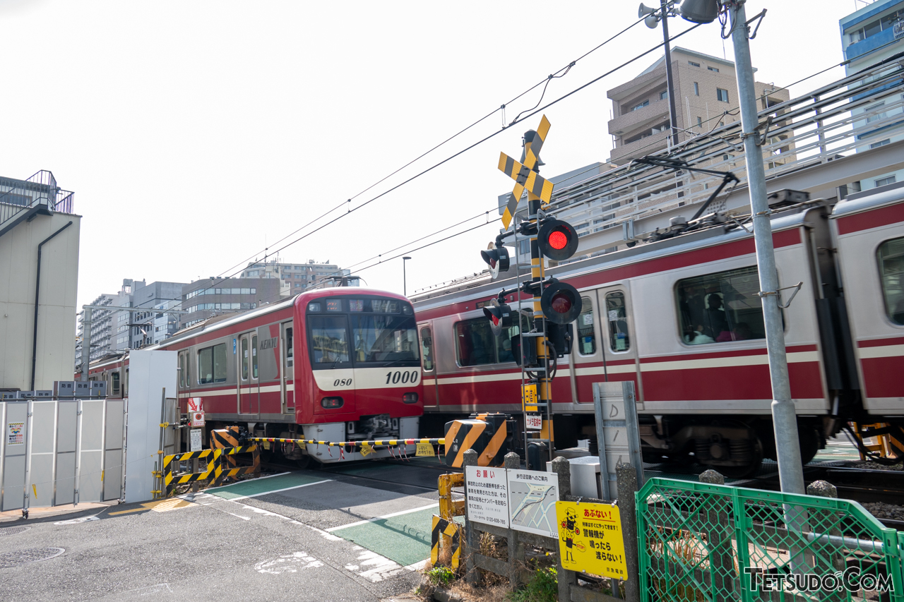 深夜の品川で「巨大な橋」が動いた！ 京急線の高架化工事で約96
