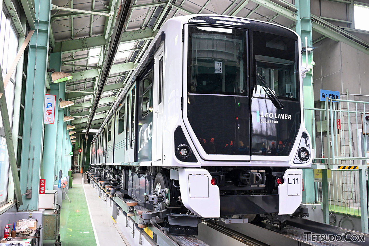 西武「レオライナー」の新型「L00系」公開！ 既存車両から車内が「大