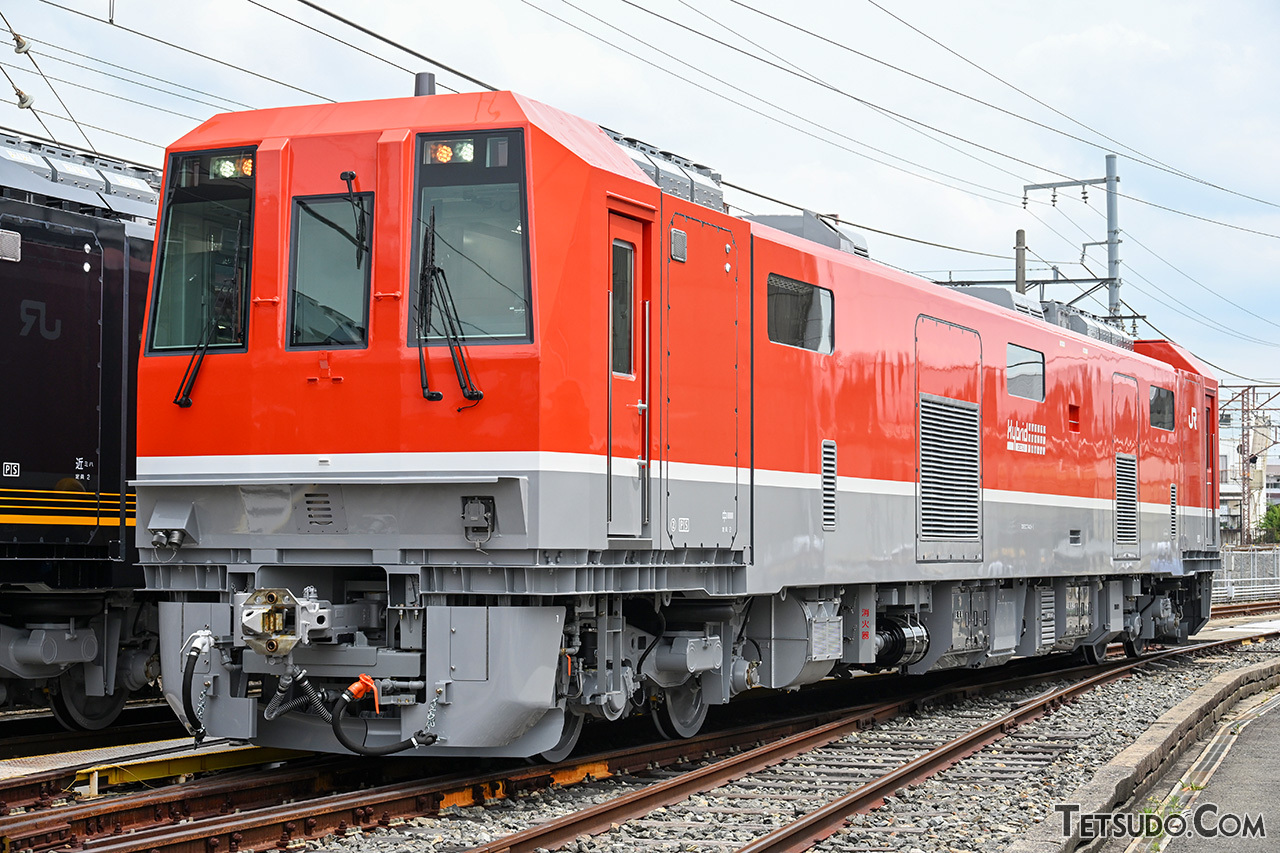 JR西日本の新型事業用車「DEC743」登場！ デザインが異なる嵯峨野