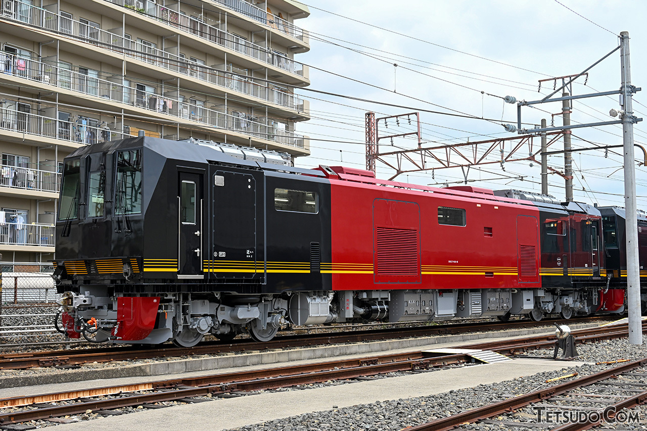 JR西日本の新型事業用車「DEC743」登場！ デザインが異なる嵯峨野
