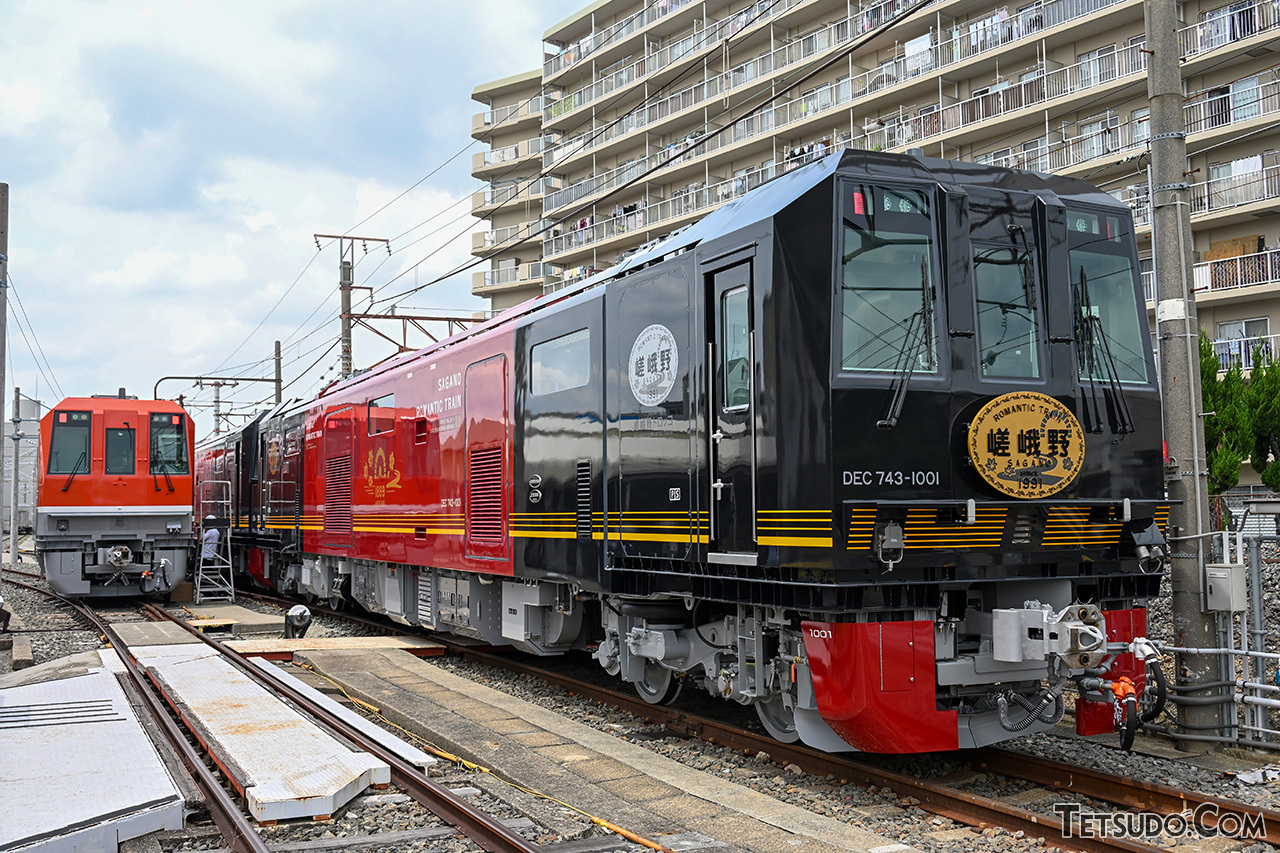 JR西日本の新型事業用車「DEC743」登場！ デザインが異なる嵯峨野