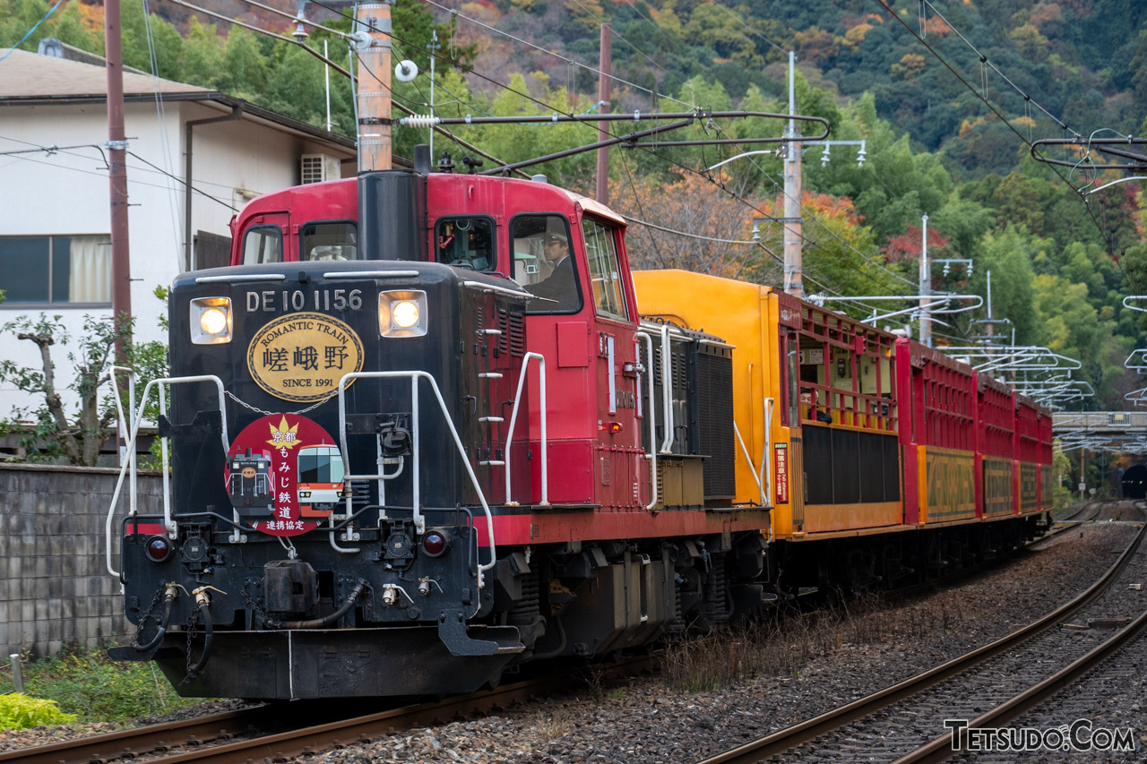 JR西日本の新型事業用車「DEC743」登場！ デザインが異なる嵯峨野