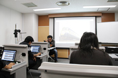 EOS 学園の教室にて、撮影した写真をセレクト中。
