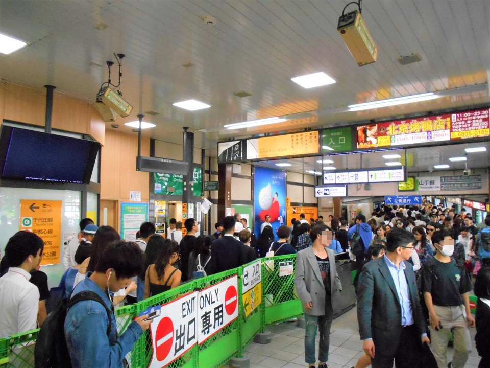 表参道口の改札付近の様子。出る方も入る方も列ができ、混雑時は移動するのに時間を要するのが現状です。駅改良工事では、渋谷寄りの改札は2階に移設。2階コンコースは、改札の内側、外側ともに広いスペースが確保され、移動が円滑になる見込みです。