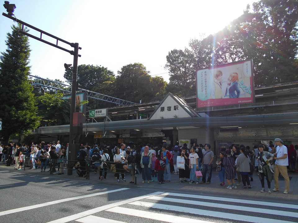 新宿寄りにある原宿駅竹下口の様子。出入口は、道路をはさんで竹下通りに面しており、こちらも人通りが多くなっています。この日は、改札や通路の混雑が激しく、移動に時間がかかりました。改札とホームを結ぶ通路に大きな変化は見られませんでしたが、外回り列車専用のホーム設置にあわせ、通路を整備する工事が一部で始まっています。