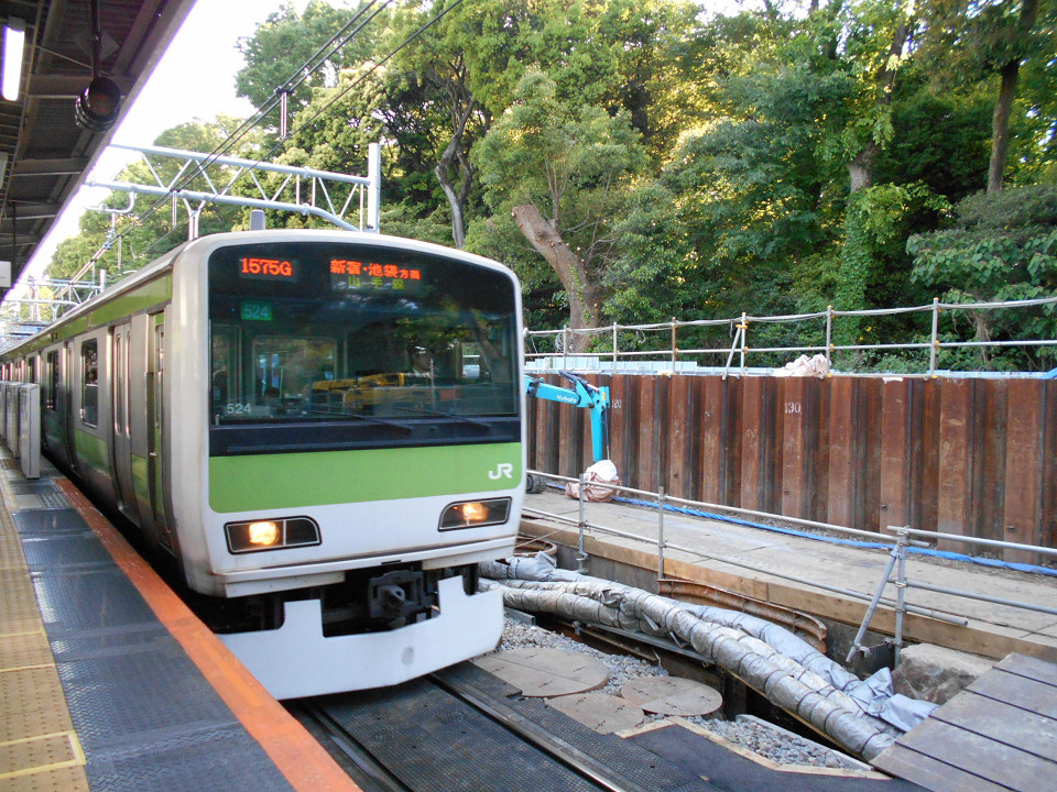 通路の工事のため、外回り列車側のホームドアは、3号車4番ドア~4号車4番ドアの範囲で撤去されています。改めてホームドアが設置されるのは2019年春ごろの予定です。