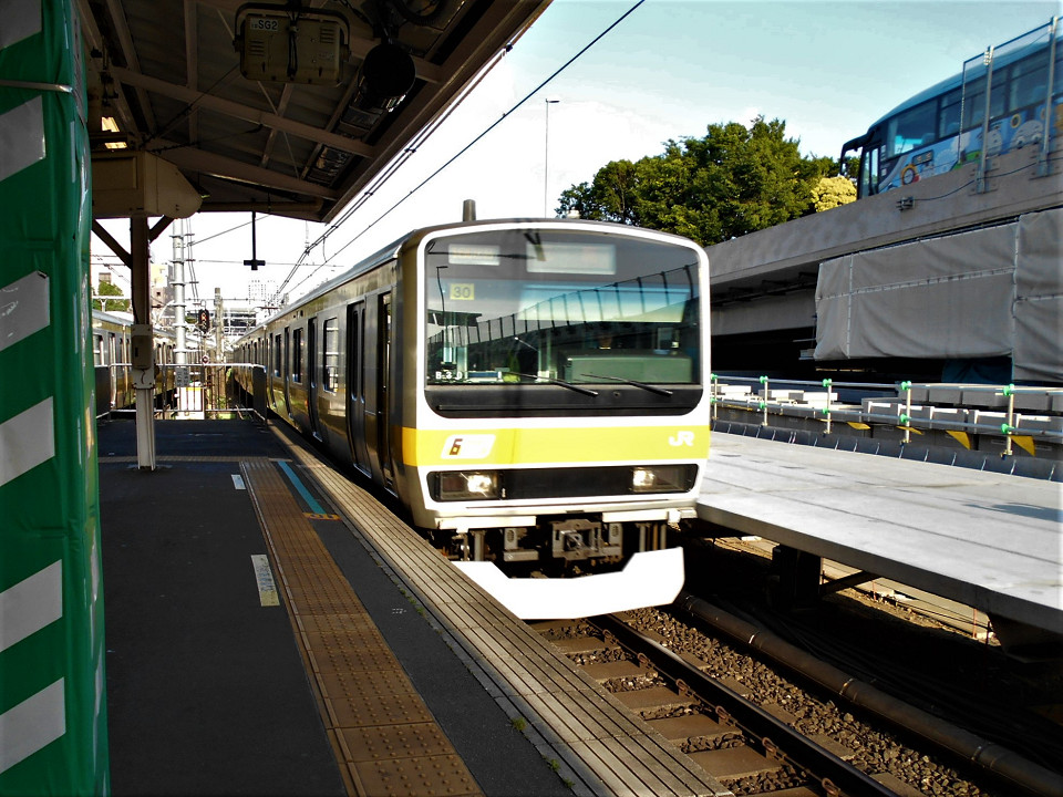 新宿方面ホーム(左)と、かつての臨時ホーム(右)。原宿駅同様、千駄ヶ谷駅でも臨時ホームを常設のホームにする工事が始まり、部分的に真新しいホームが見られるようになっています。