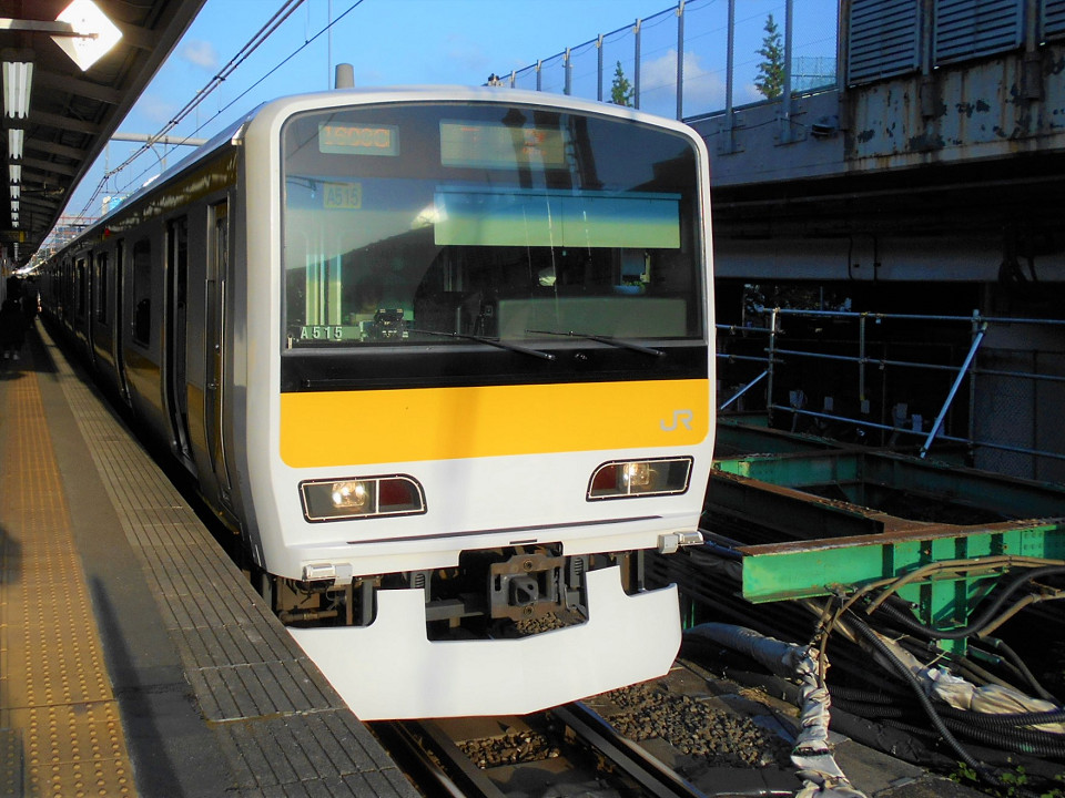 新宿方面ホーム、西端付近の様子。現在は、新設ホームの端と、列車の停止位置がほぼ同じになっています。