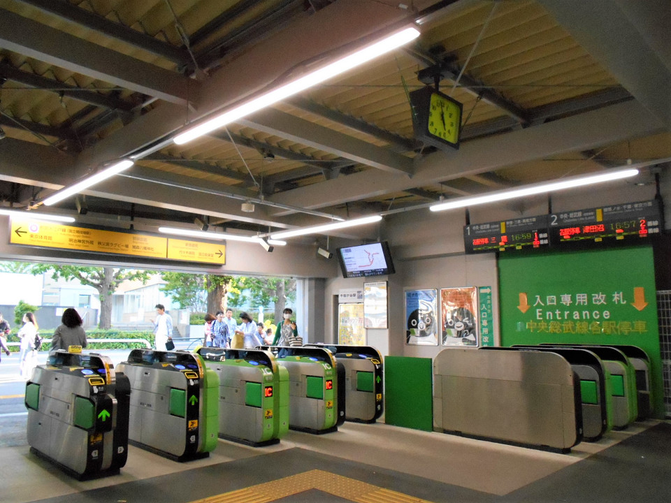 千駄ヶ谷駅の現改札口。改良工事により、新宿寄りに移設されています。自動改札機の設置は仮の状態。工事完成時にはコンコースや出入口も広くなり、改札機の台数も増える予定です。
