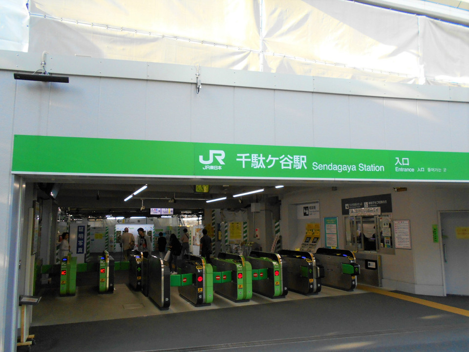 移設後の改札口を外から見た様子。有人窓口、駅名看板などは仮設になっています。改札の奥には、新設ホームに通じるエレベーターが設けられます。