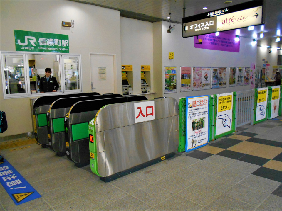 コンコースや駅事務室の工事に伴い、自動改札機が一部で移設されています。床面に段差ができているため、その注意書きなどが掲示中。