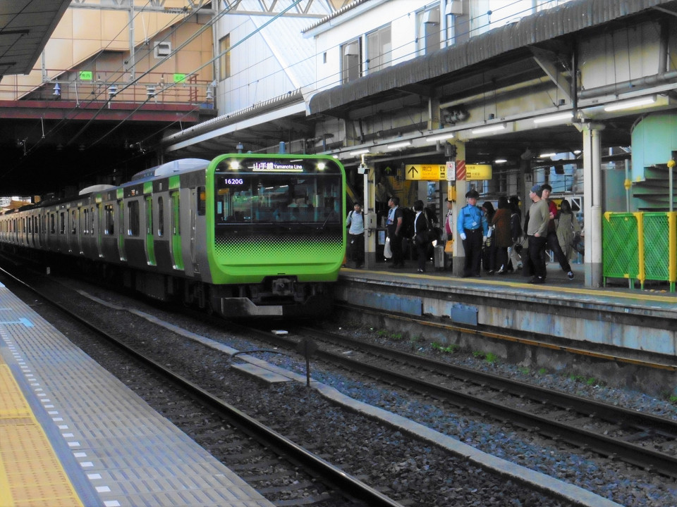 2番線に入線する山手線内回り列車。ホームドアはまだ設置されておらず、改良工事にあわせて整備されます。設置時期は、新橋駅の山手線ホーム同様、2020年度第一四半期までの予定。