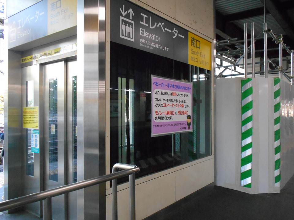 浜松町駅には、ホームと改札内コンコースを結ぶエレベーターが東京方面、品川方面の各ホームに1基ずつ設置されています。改良工事では、現状の位置をほぼ保ったうえで、エレベーターを大型化。同工事箇所では、ホームが一部で狭くなっています。