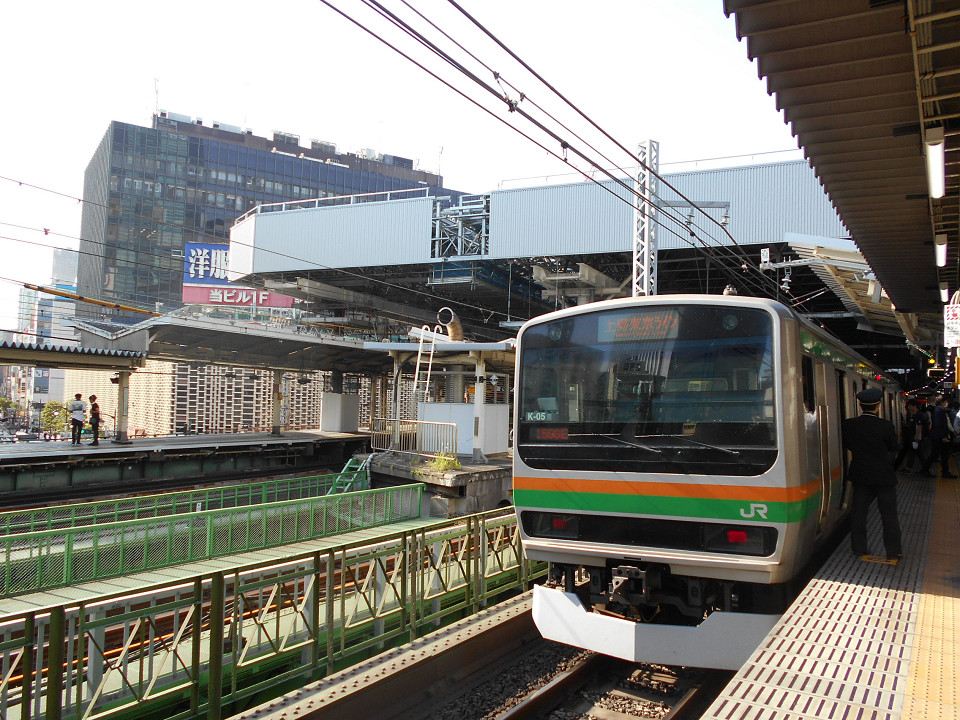 東海道本線の2番線ホームを発車する上野東京ラインの列車。同ホーム上部から、左の2つのホーム上部にかけ、大屋根にあたる構造物を見ることができます。大屋根は、ホーム全体をカバーする大きさではないものの、南北で150メートル以上の長さがあります。