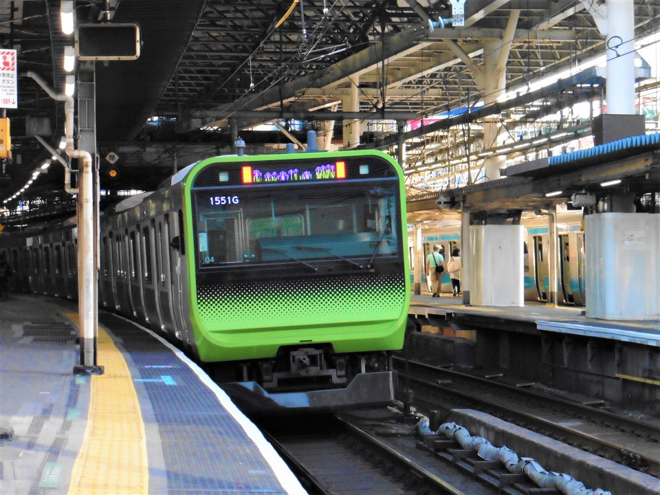 4番線を発車する山手線の列車。山手線では全29駅のうち、ホームドアが未設置の駅は新橋駅を含めて5つあります。新橋駅では、2020年度第一四半期までに整備される予定です。