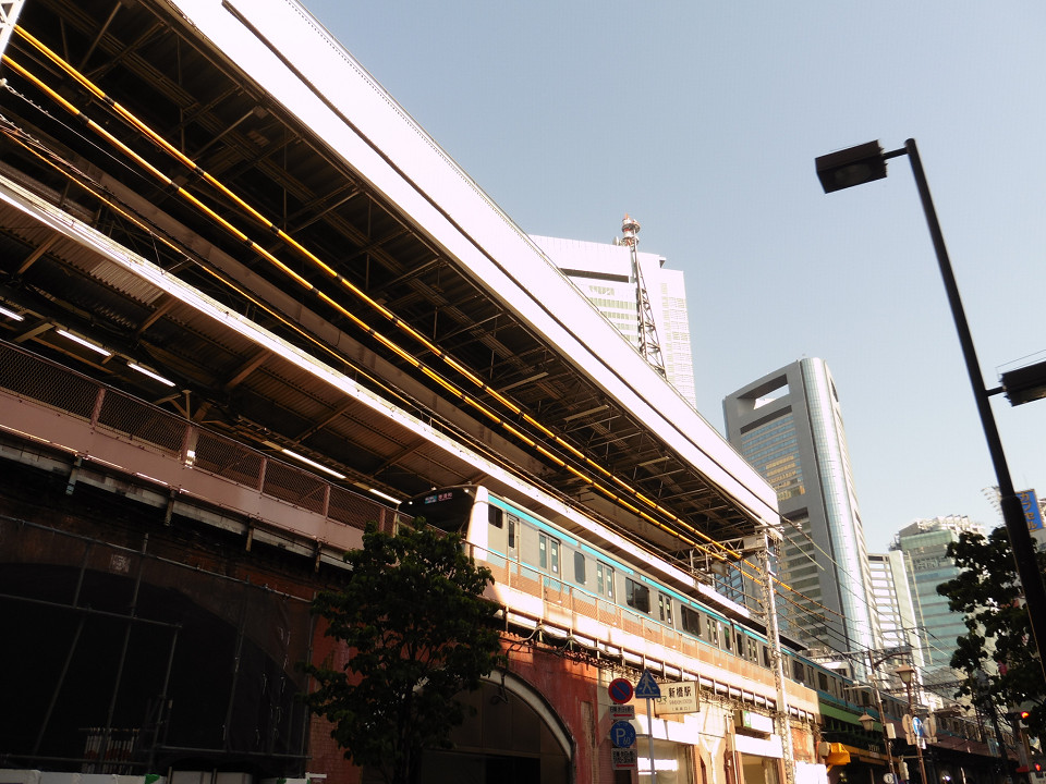 新橋駅高架部西側の様子。改良工事では、高架を支えるアーチ構造の補強、改築も並行して行われています。完成時には、リニューアルした赤レンガの壁面がお目見えする予定です。