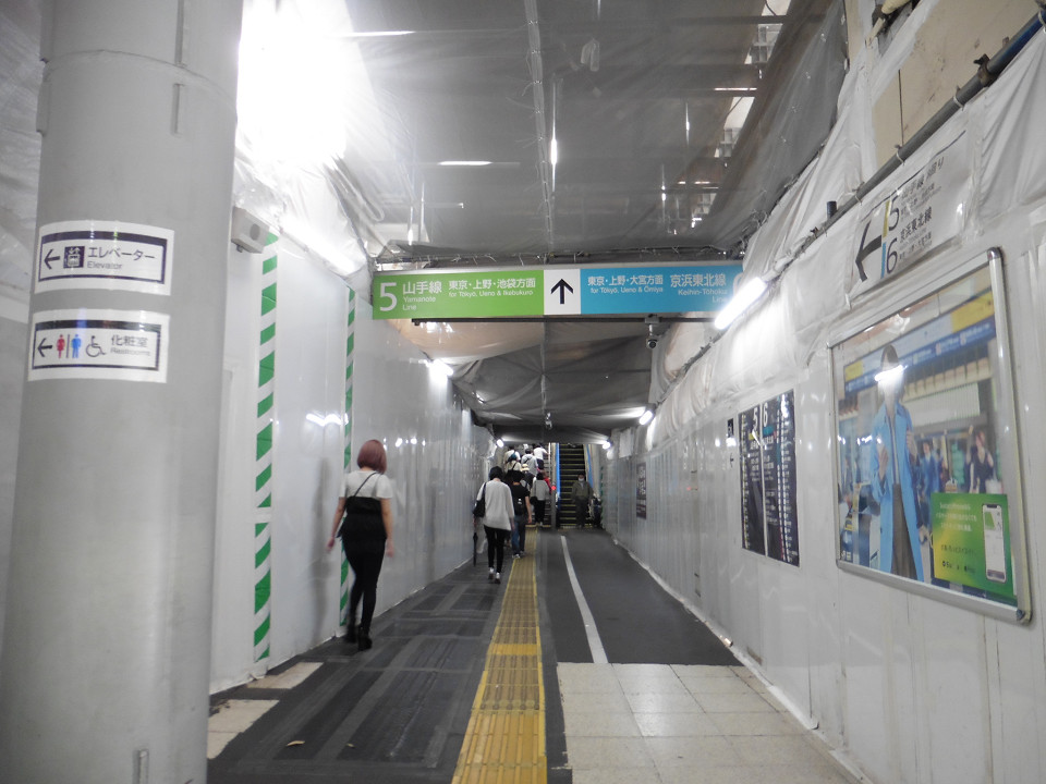 日比谷口改札付近から、5・6番線ホームへ向かう通路の様子。狭めの通路が続く形態になっていますが、計画では写真奥を含めて左側がオープンになり、3・4番線ホームへのルートや、南北を結ぶ改札内コンコースとも一体に。右側の一部も開放され、改札内全体の空間が広がります。
