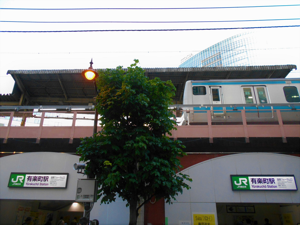 有楽町駅に6つある出入口のひとつ「国際フォーラム口」。工事の過程で、国際フォーラム口を掲げた出入口が2つある形になっています。現状では、各出入口に改札機が設置されていますが、工事完成時には改札機のある出入口は一本化される計画になっています。