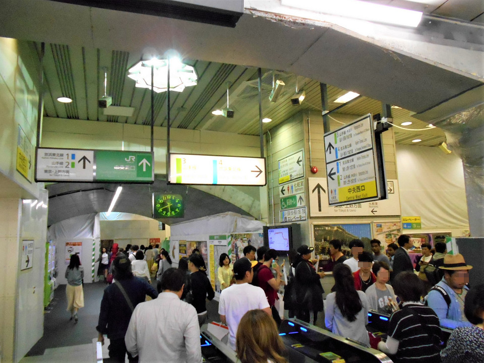 京橋口の南側にある中央口の改札。駅前の商業施設などへのアクセスを担う出入口のため、多くの人が行き交います。工事の計画では、京橋口同様、改札機の配置を変更。変更後は、改札を入って進むと、京橋口に通じるコンコースに出る形になります。現在の改札機が撤去された後は、写真奥の向きに改札外コンコースが設けられます。有楽町駅では、より多くの人の移動が円滑になるよう、改札の内外でコンコースの充実を図る工事が進められています。