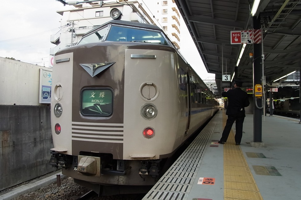 新大阪~天橋立間を結んでいた特急「文殊」に使用されていた183系。JR西日本オリジナルの塗装となっています。このほか、485系やキハ183系にも類似したデザインでの塗装が行われていました。