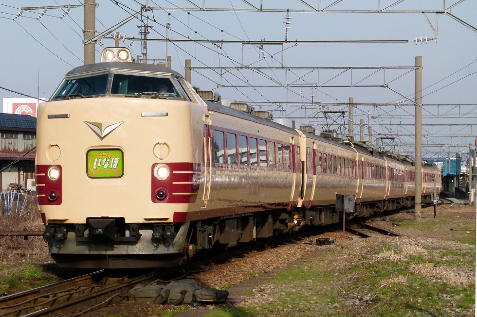 羽越本線の特急「いなほ」に充当されるリバイバル塗装の485系。485系の「いなほ」運用は、2014年に消滅しています。写真のT18編成の先頭に組み込まれているクハ481-1508は、北海道から青森や秋田を経て新潟に転属してきた流浪の車両。現在は新潟市新津鉄道資料館に保存され、余生を送っています。