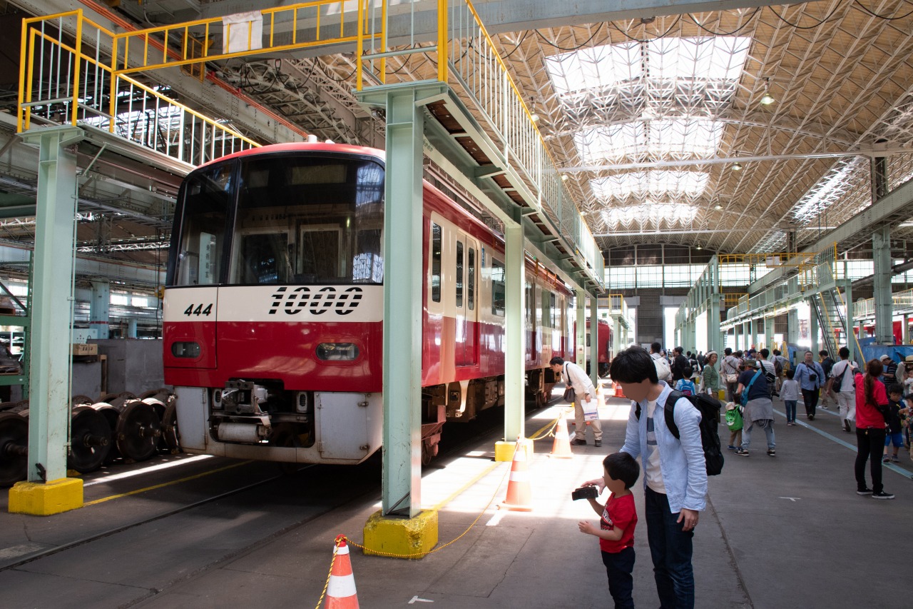 久里浜工場の主工場。京急が保有する鉄道車両全ての検査を手掛ける施設だ。