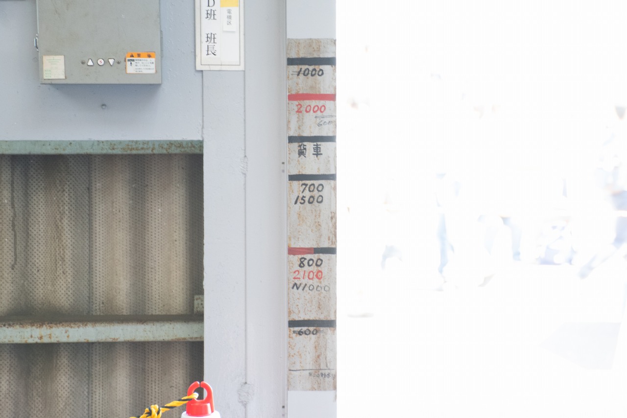 工場のシャッター付近に描かれていた線。各車両の前照灯位置を調整するためのものだという。既に引退した700形や、旧1000形の線もあった。