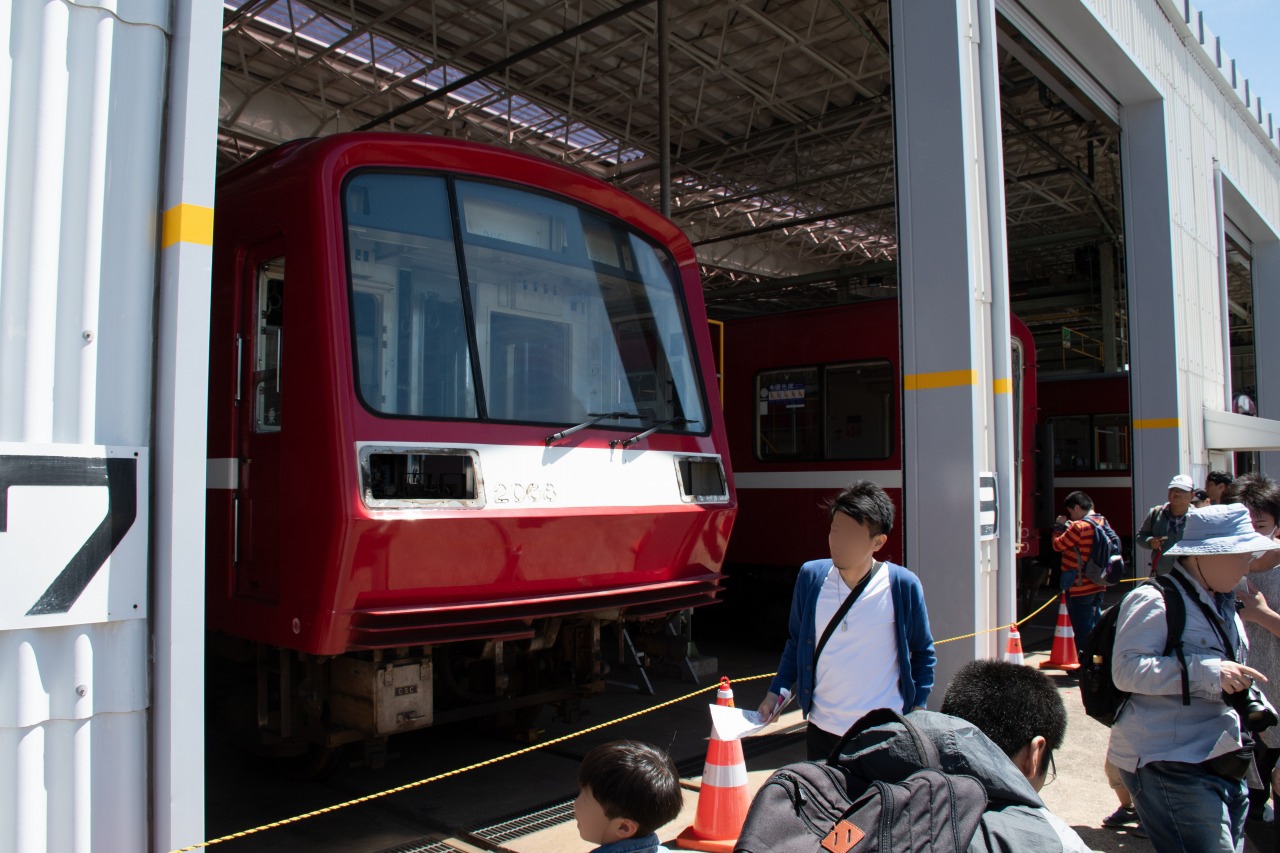 特修工場に留置されていた2000形2068号車。前面表示器や前照灯・尾灯は既に外され、痛々しい状態だ。