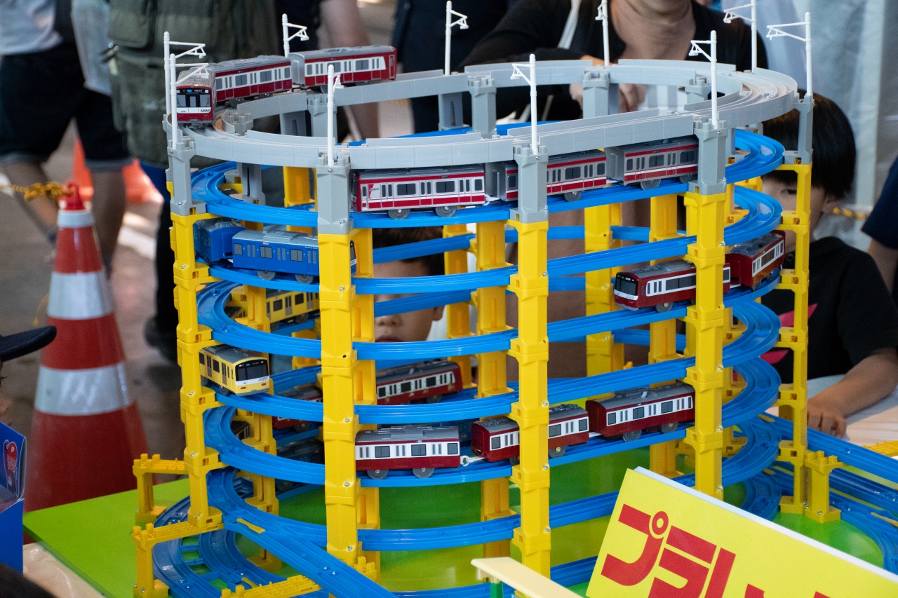 特修工場内に設けられたプラレール広場。京急自慢のプラレールが走りまわり、子どもたちの目を引いていた。