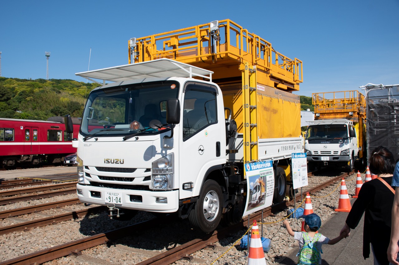 架線の取替や点検などに使用される「架線作業車」。軌陸車と呼ばれる、道路と線路のどちらも走行が可能な車両を用いている。