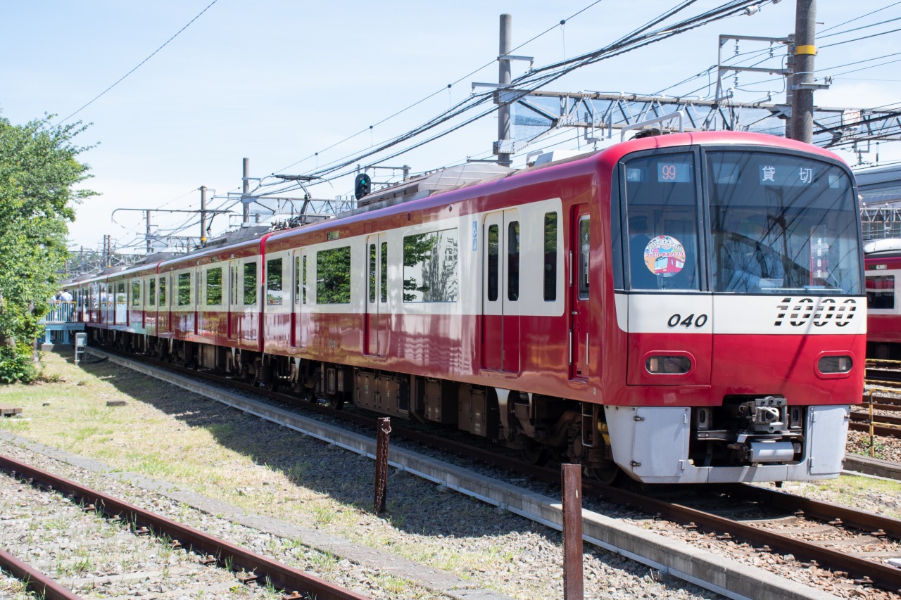 会場と京急久里浜駅間で運転された「お帰り臨時電車」。今回は新1000形1033編成が使用され、ヘッドマークも掲出された。