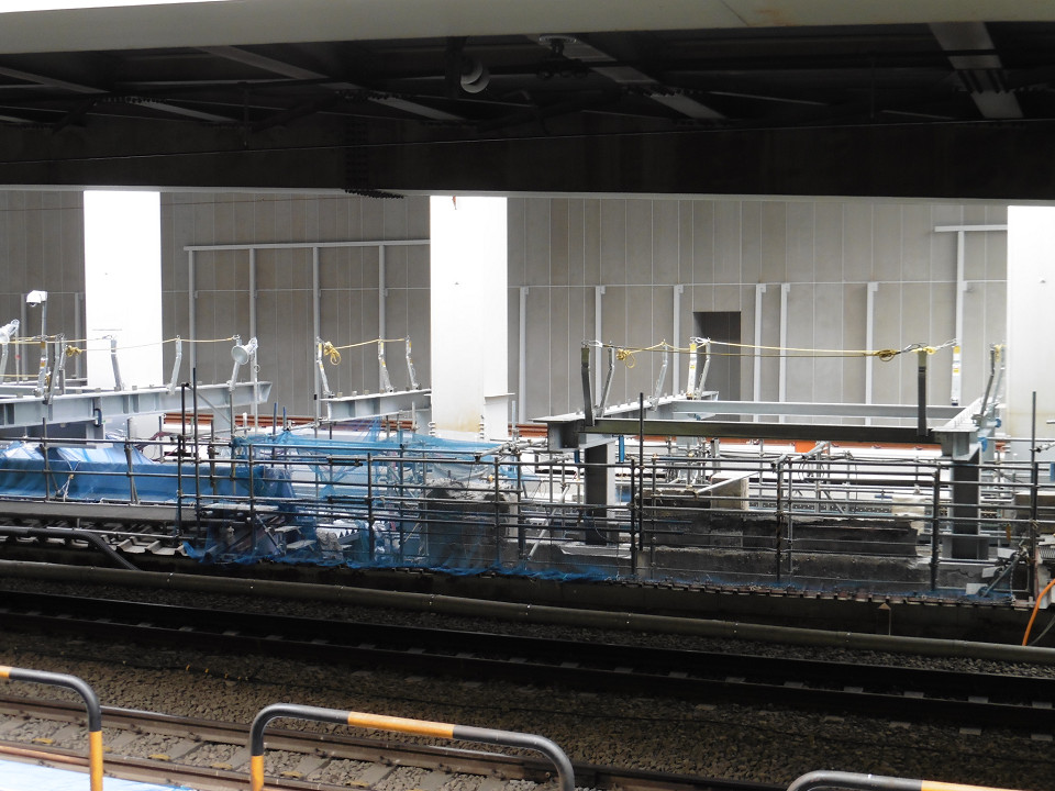 別の角度から見た新ホーム基礎部分。奥には、大崎方面(上り線)の新しい線路が見えます。同線路を含む一帯は、かつて、東急東横線の渋谷駅駅舎などがあった場所です。