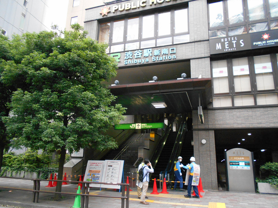 埼京線ホームに直結する新南口。工事当日は、地上出入口の前で閉鎖され、新南口駅舎に併設された一部施設に用がある人や関係者を除き、立ち入り禁止になりました。