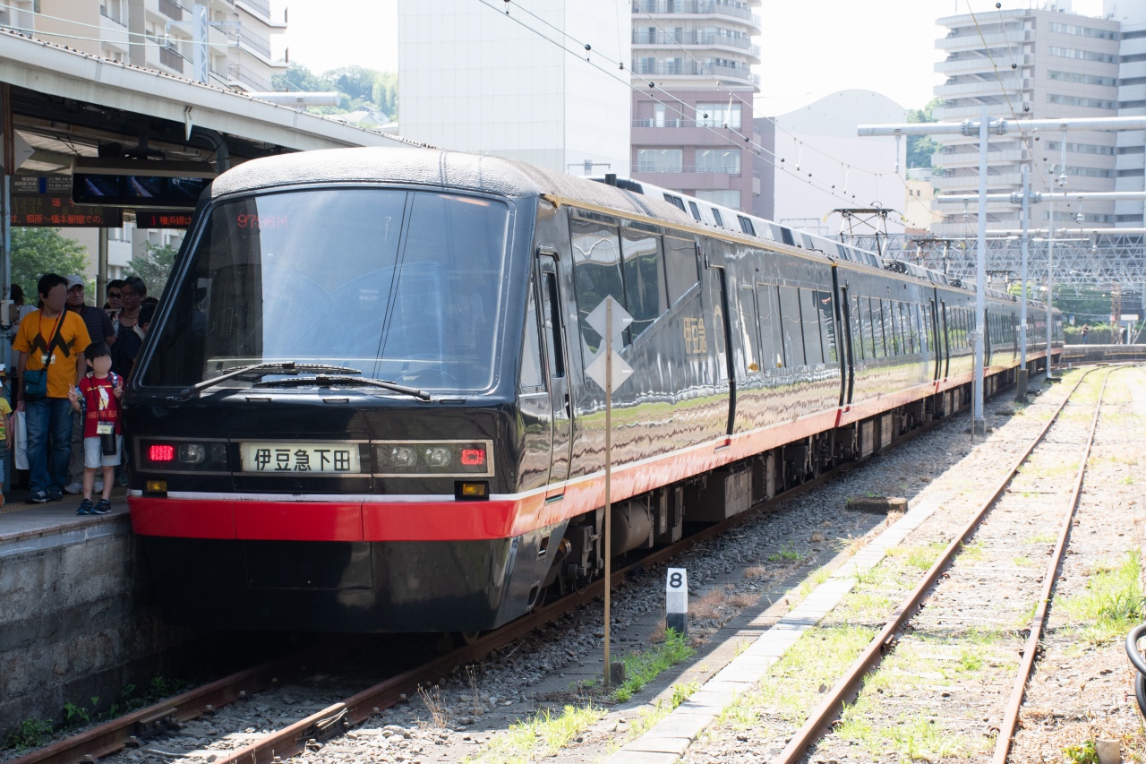 横須賀駅で展示された黒船電車。その名の通り、江戸時代末期に下田港に来航したペリー座乗の「黒船」をモチーフとした車両だ。